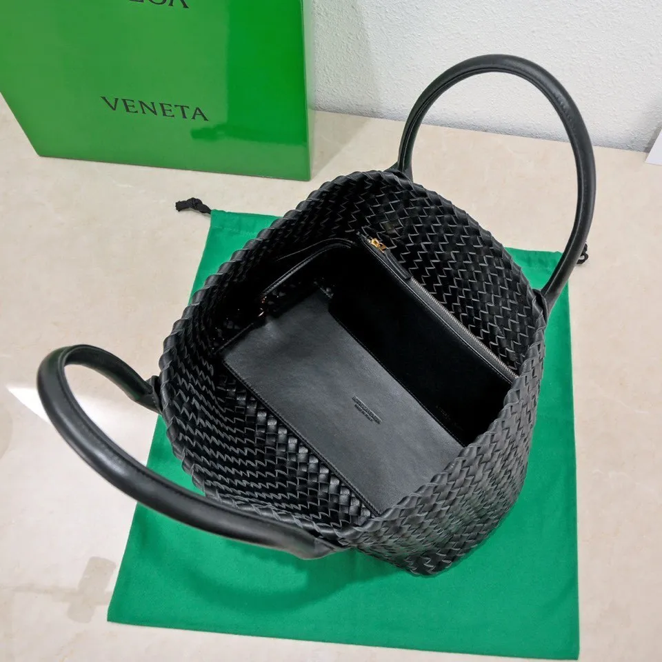 Batch 2060 Ready in stock BV’s iconic bag “CABAT” returns (medium size 32) One of the most popular bag series “CABAT” is now reappearing in a new style with special elements added. • Seamless double-sided woven unlined structure, soft texture, foldable, and can maintain its shape without deformation when empty. Size: 48*15*25cm, bottom 32, model: 5212#